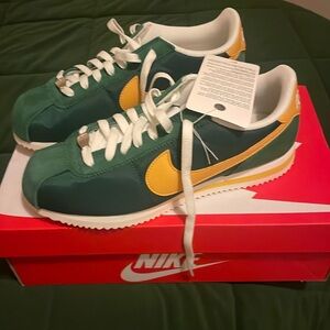 Nike Cortez rare color combo green and yellow! Size 7 men’s (8.5 women)